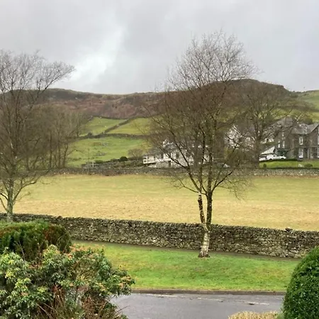 Tranquil 2-bedroom In Charming Staveley شقة *